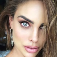 "Húmeda y embarrada" Sara Corrales posó sin pudor y... ¡Dejó ver lo inesperado!