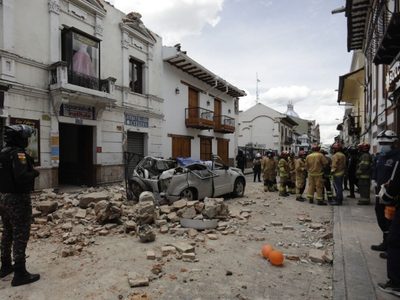 Fuerte sismo sacude costa de Ecuador, reportan cuatro muertos