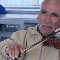 Liberan a músico de la tercera edad que fue recluido por defenderse del despojo de su violín