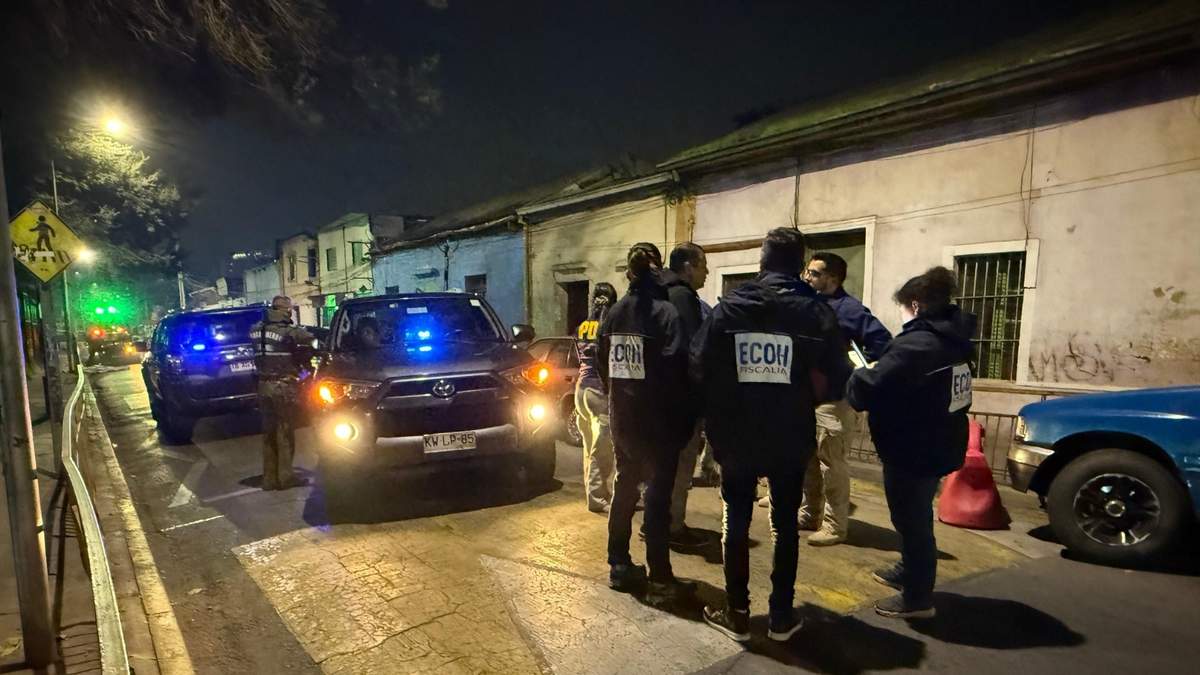 Elementos de la Fiscalía de Crimen Organizado y Homicidios en Chile en la escena del homicidio del hombre venezolano