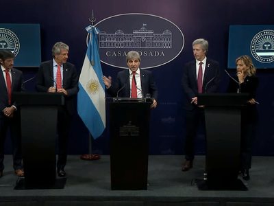 La reacción de Caputo ante una pregunta sobre los dólares en el exterior de funcionarios