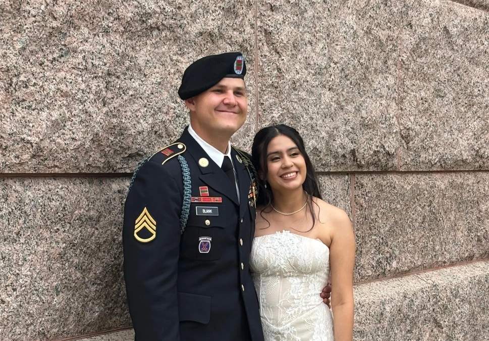 Soldado estadunidense intenta detener la deportación de su esposa hondureña