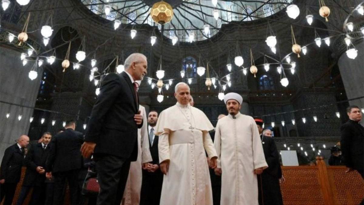El Papa visitó la Mezquita Azul de Estambul el sábado.