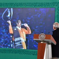 AMLO inicia la mañanera con pésame por deceso de Vicente Fernández y la termina con “Volver, volver"