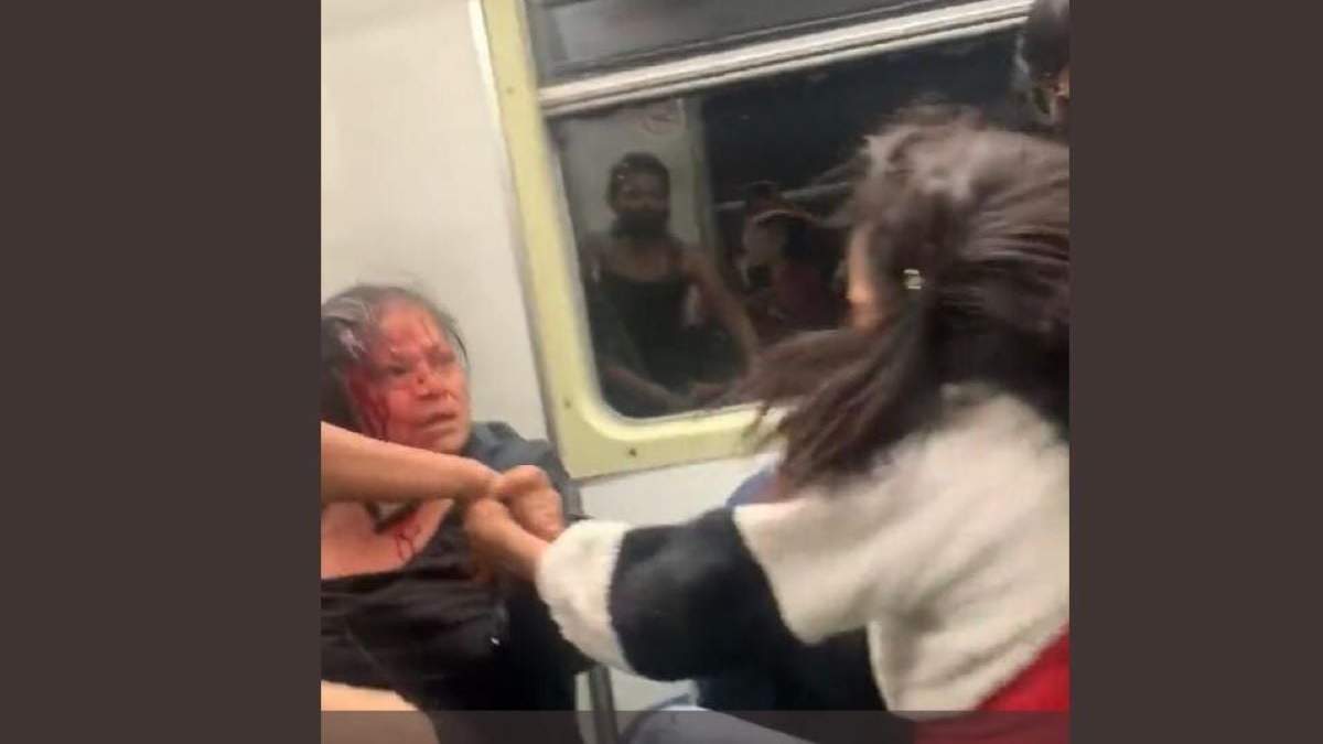 Mujeres pelean en un vagón del Metro
