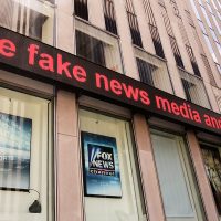 Demandan a Fox News por difundir información falsa a petición de Trump