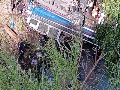 Autobús colisiona y cae desde un puente dejando al menos 40 muertos en Guatemala