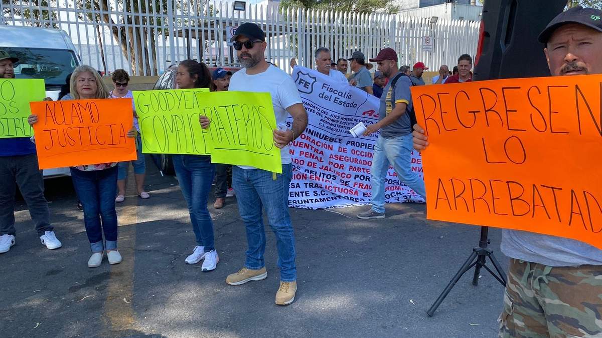 Socios de la Cooperativa de Trabajadores Democráticos de Occidente afuera de la planta de neumáticos