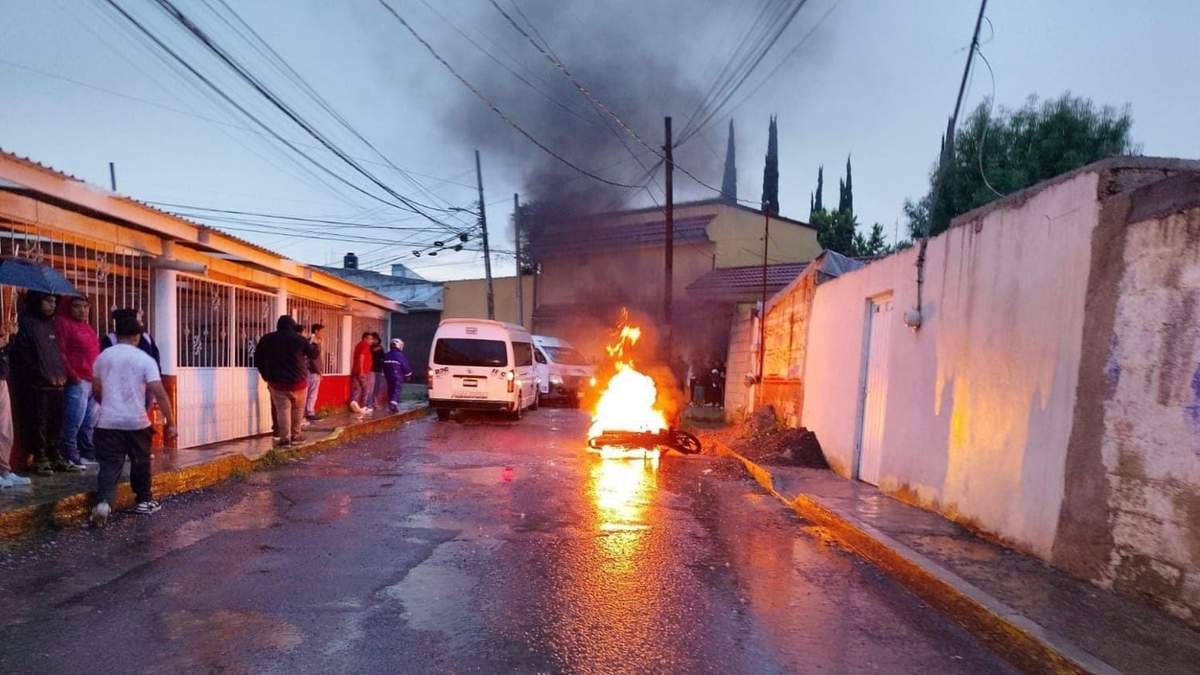 Los habitantes también prendieron fuego a la motocicleta de los presuntos asaltantes