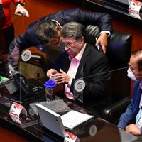 Monreal propone Ley de Transparencia para regular publicidad en medios de comunicación