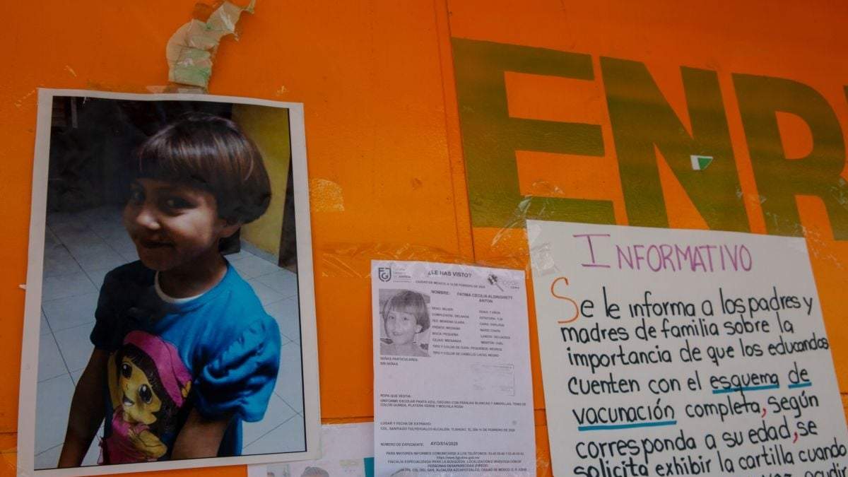 Fotografía de Fátima Cecilia colocada en la escuela primaria a la que asistía en Tláhuac
