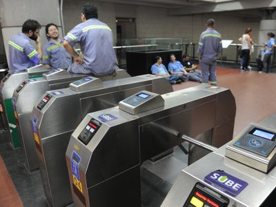 En horario pico, rige el paro del subte y el Premetro