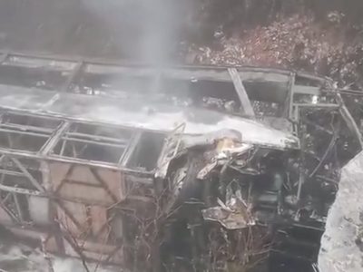 Caída de un autobús por un barranco deja 14 muertos y más de 20 heridos