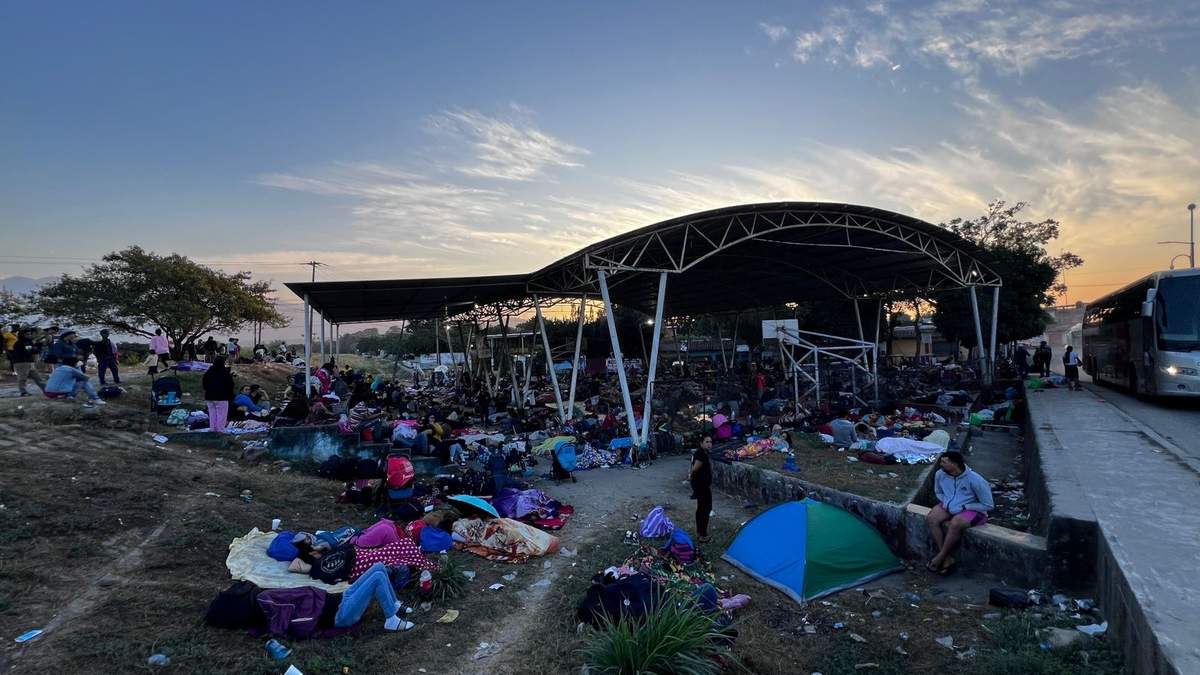 Migrantes en Chiapas esperan una resolución sobre su situación migratoria tras cancelación del programa CPB One
