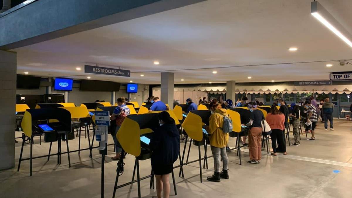 Mampara electrónicas de Smartmatic en Los Ángeles