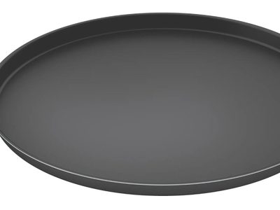 Si tenés una asadera vieja y 4 perchas, no las tires, hacé esta divina mesa ratona en minutos