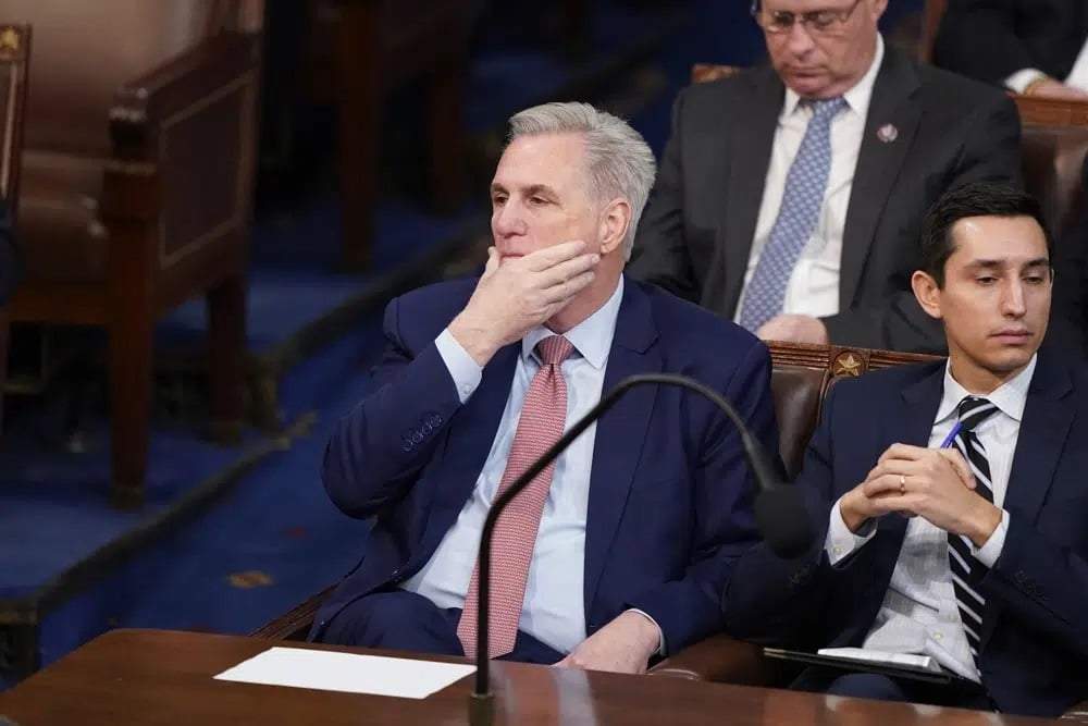 El republicano Kevin McCarthy escucha los resultados de la segunda ronda de votación para elegir presidente de la Cámara de Representantes