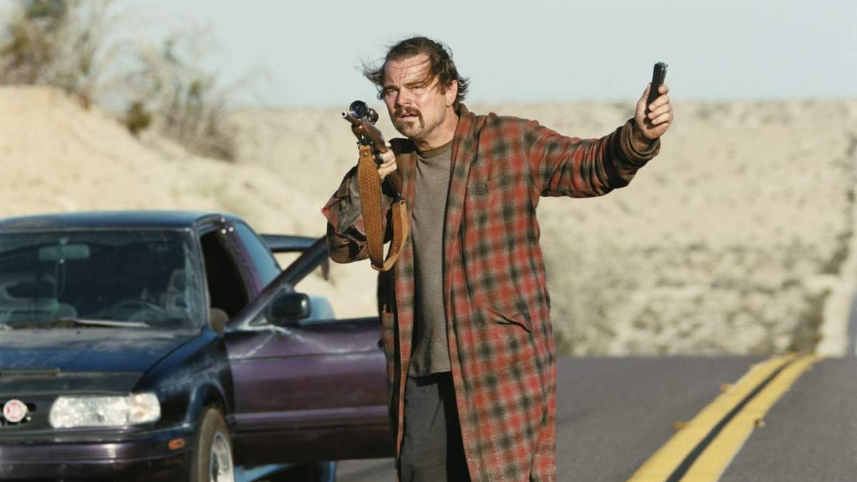 Esta imagen publicada por Warner Bros. Pictures muestra a Leonardo DiCaprio en una escena de "Una batalla tras otra"