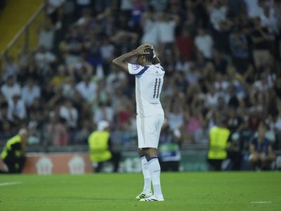 Tottenham condena insultos racistas contra Mathys Tel tra final de la Supercopa de la UEFA vs. PSG