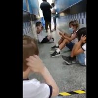 Con sana distancia por covid-19, estudiantes se resguardan durante un tiroteo en Brasil