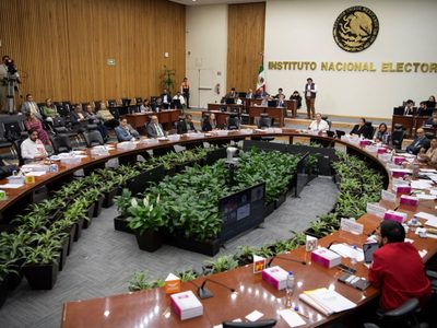 La UIF, ágil para defender a Clara Brugada, pero ignora solicitudes del INE