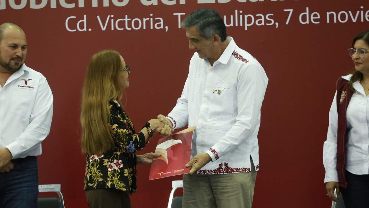 Entrega Américo escrituras a 1,500 familias tamaulipecas