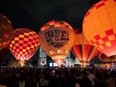 Noche mágica en el Zócalo por Festival Internacional del Globo León 2022