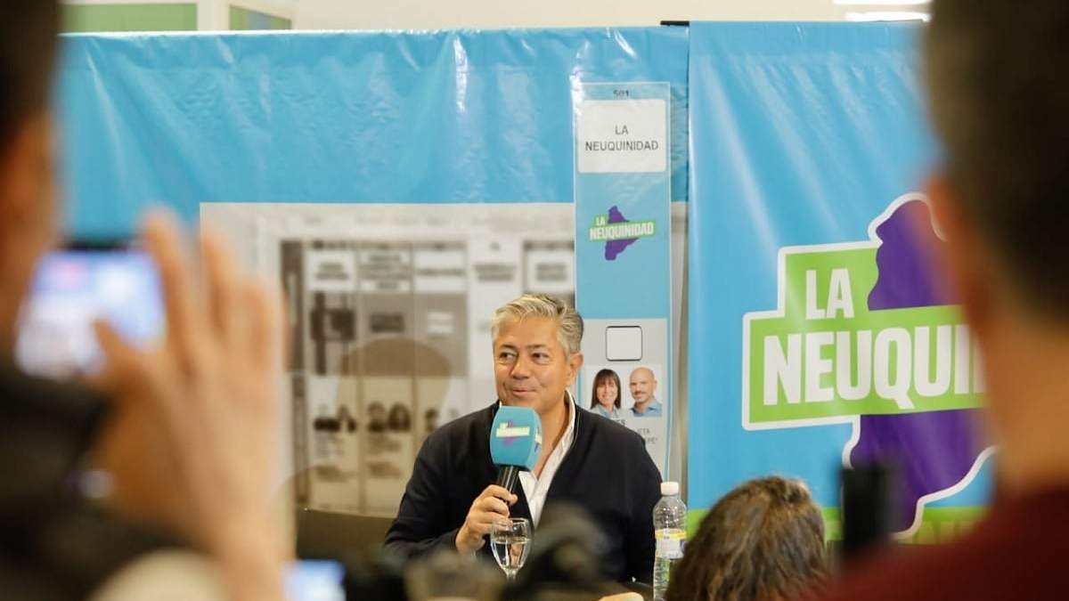 Rolando Figueroa dio una conferencia de prensa rodeado de publicidad electoral. Fuente (Emiliano Ortiz)