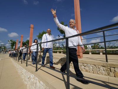 AMLO supervisa el malecón que se construye en el río Grijalva, en Villahermosa