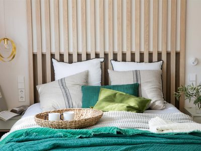 Las 3 ideas creativas para transformar tu dormitorio sin necesidad de un cabecero de cama tradicional