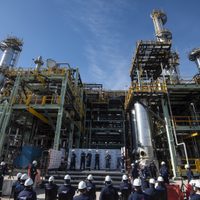Darío Martínez recorrió las obras de ampliación de la refinería de Axion