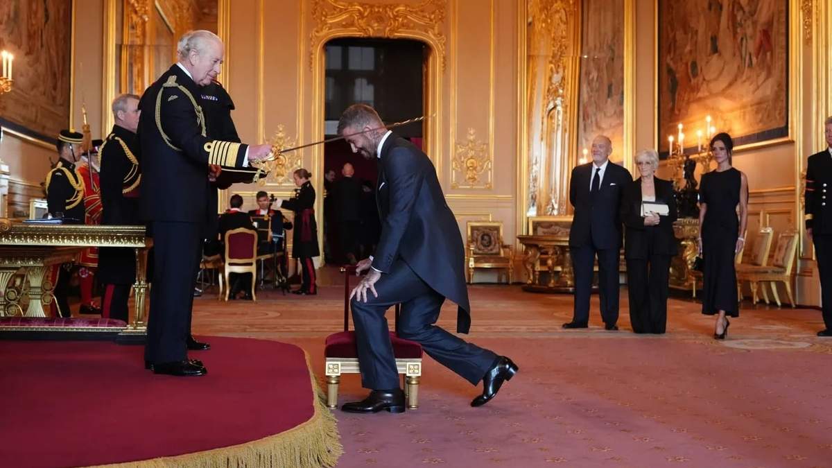 El exfutbolista David Beckham es nombrado caballero por el rey Carlos III
