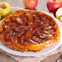Sin horno y con 4 ingredientes: torta invertida de manzana bien económica y rica a la hora del mate