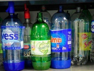 Con un sifón de soda y un poco de hilo, armá estas hermosas macetas colgantes para tu living o jardín
