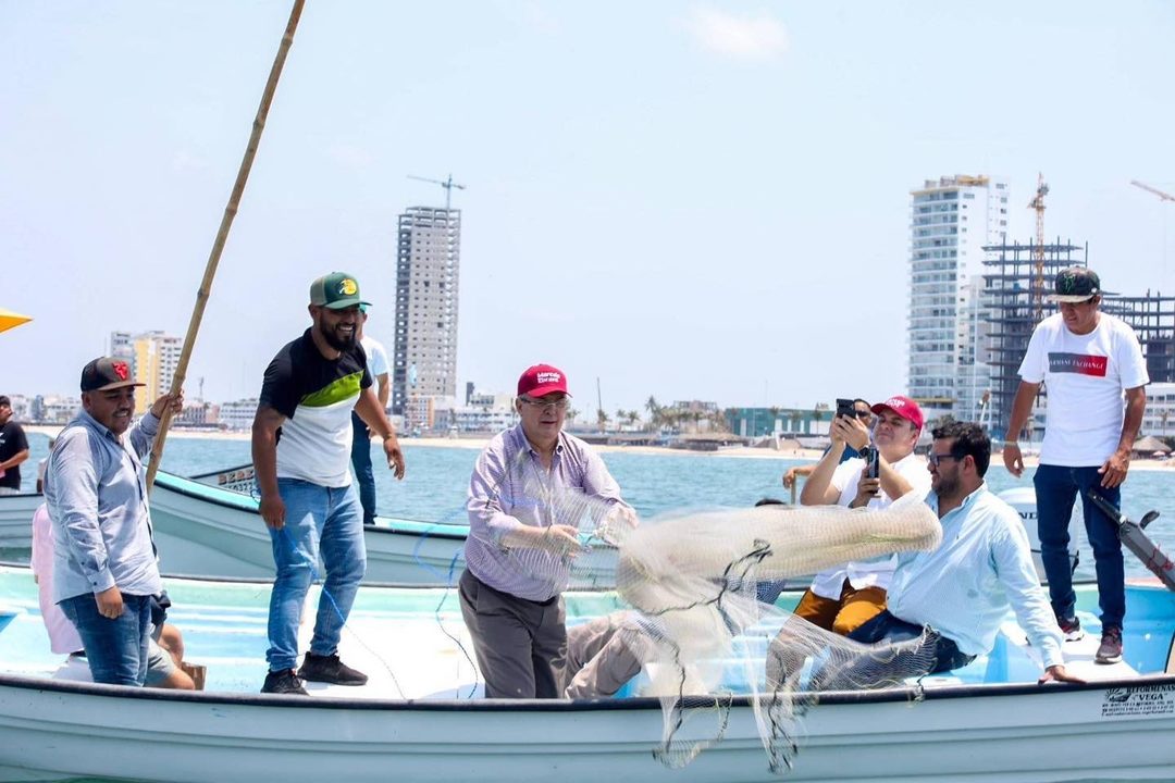 Marcelo Ebrard, aspirante a la candidatura de Morena a la Presidencia de la Republica, reunido con pescadores en Mazatlán