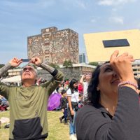 Miles de capitalinos observan desde la UNAM el eclipse solar anular (Videos + Fotos)