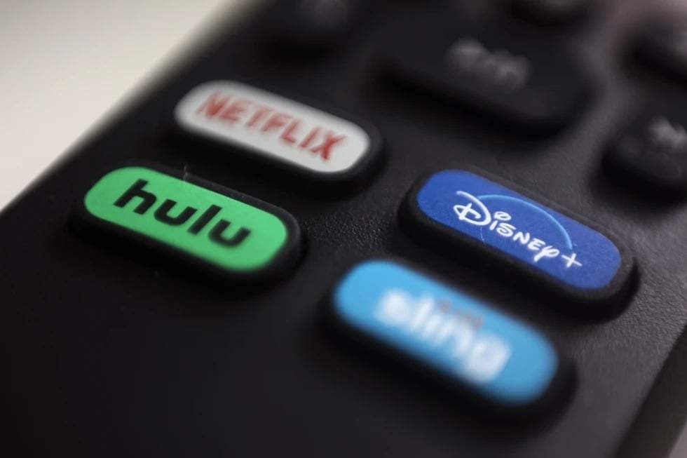 Los logotipos de los servicios de streaming Netflix, Hulu, Disney Plus y Sling TV aparecen en un control remoto el 13 de agosto de 2020 en Portland, Oregón.