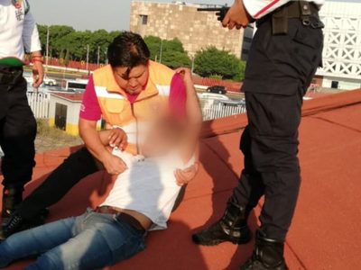 Policías frustran intento de suicidio en el Metro (Video)