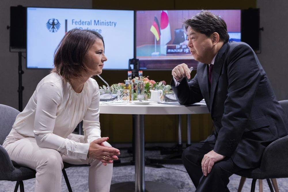 Los ministros de Relaciones Exteriores de Alemania, Annalena Baerbock, y de Japón, Yoshimasa Hayashi, conversan durante una reunión del G7 en Münster, Alemania