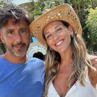 En su imponente jardín, Fede Hoppe y Maca Rinaldi tienen las plantas más elegantes al borde de la pileta
