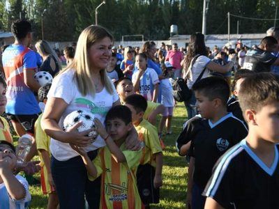 Gloria Ruiz inauguró la cancha de una escuela de fútbol en Plottier
