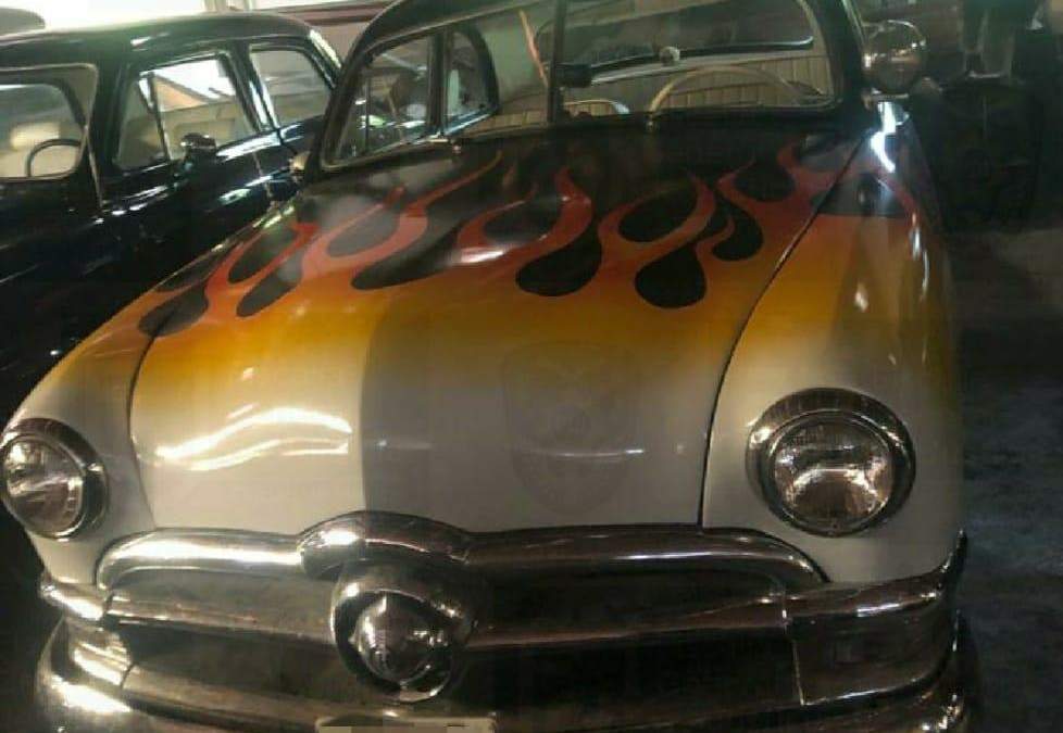 Los autos y arte decomisados en una casa de Raymundo Collins. Foto: FGJCDMX