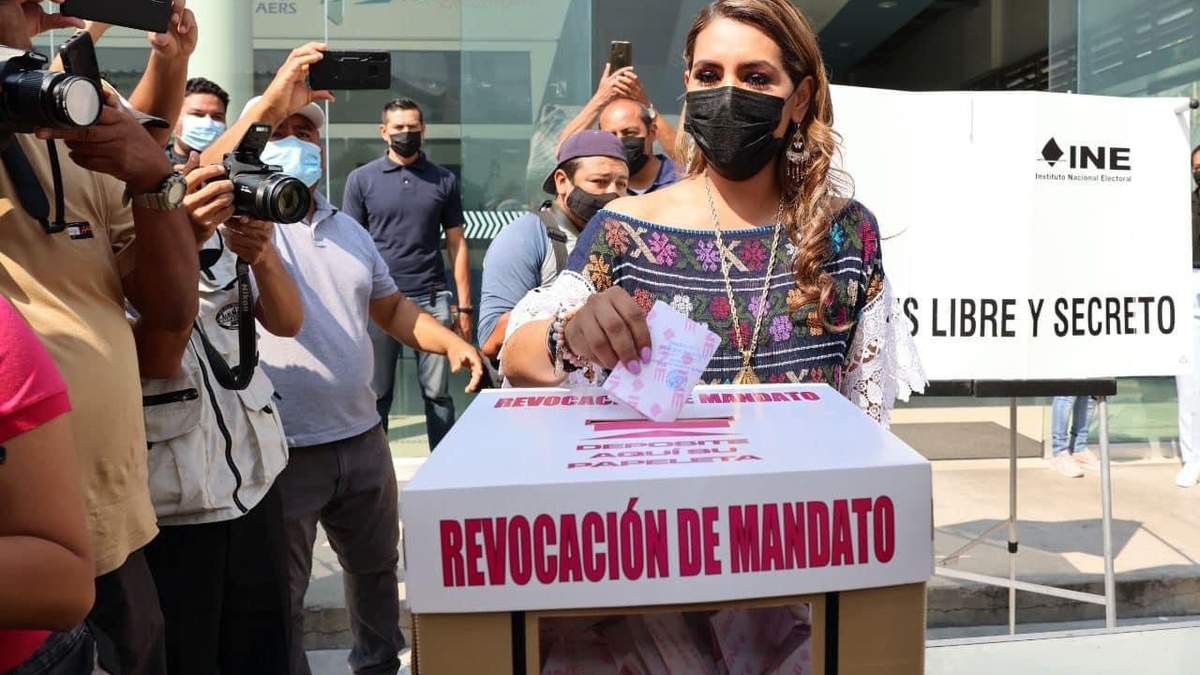Evelyn Salgado Pineda al momento de emitir su voto en la consulta de revocación de mandato