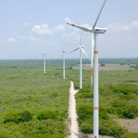 Inauguran en Oaxaca parque eólico de Mitsubishi; protestan frente a Rocío Nahle