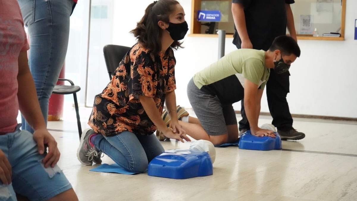 En el Cine Teatro Español, el SIEN realiza cursos de RCP de manera regular. Fuente: (Facebook)