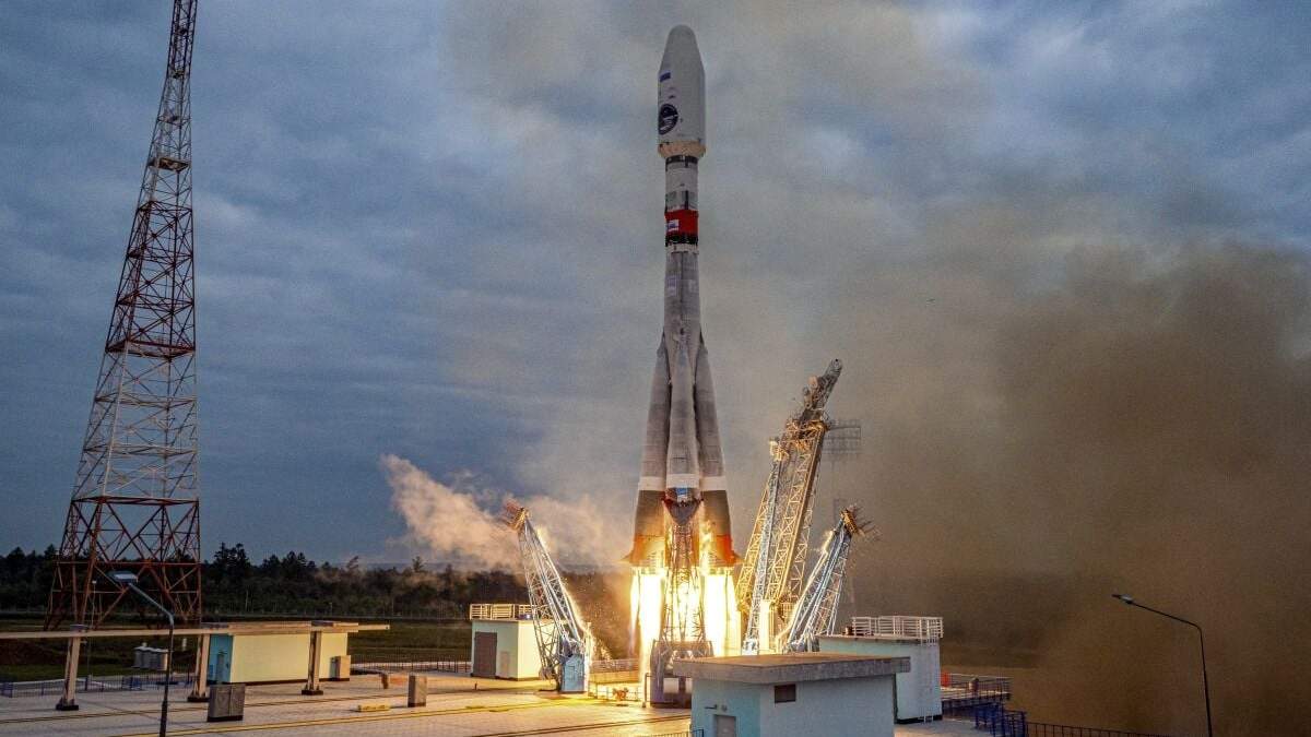 ARCHIVO - En una imagen tomada de un video difundido por la agencia espacial Roscosmos, el cohete Soyuz-2.1b con la sonda lunar Luna-25 despega en el Cosmódromo Vostochny, en el Lejano Oriente ruso