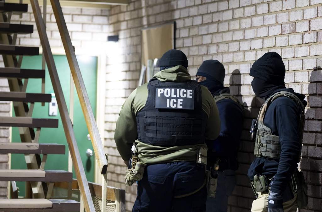 Agentes del Servicio de Control de Inmigración y Aduanas de Estados Unidos esperan para detener a una persona en Silver Spring, Maryland, 27 de enero de 2025