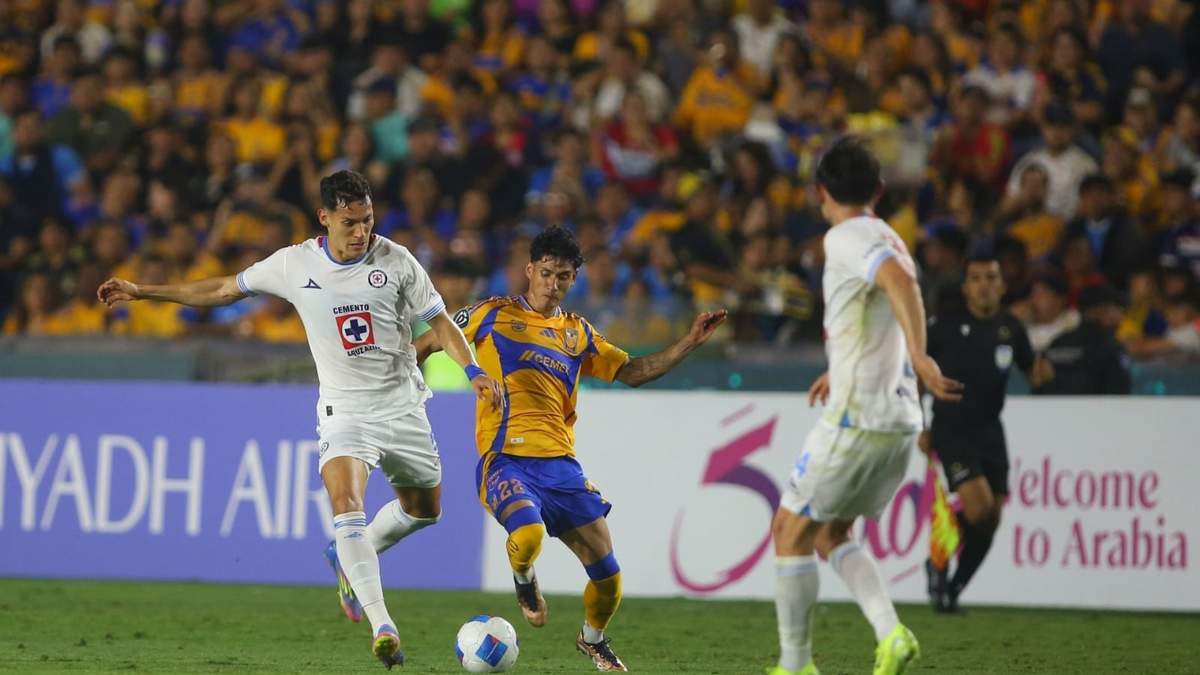Uriel Antuna de Tigres se disputa el balón con Erik Lira de Cruz Azul