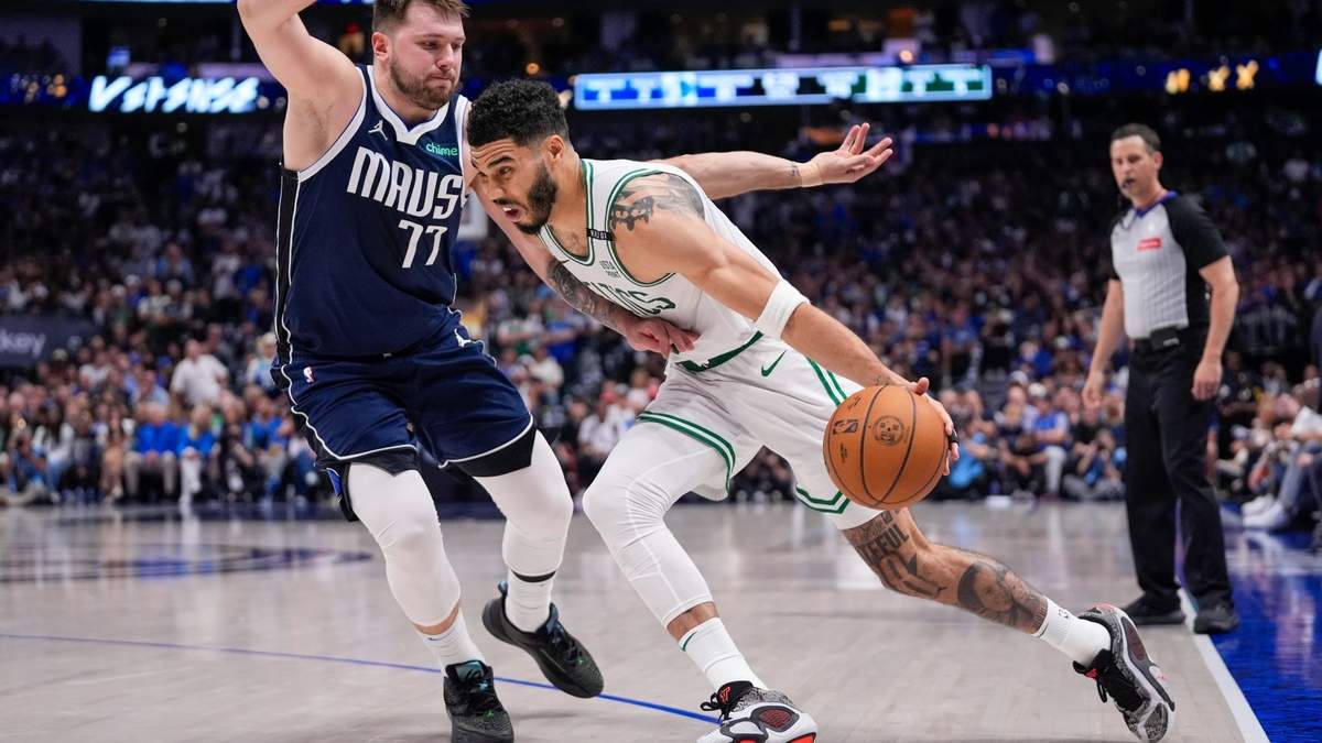 El delantero de Boston, Jayson Tatum, se enfrenta al base de Mavericks, Luka Doncic, durante la segunda mitad del juego tres de las finales de la NBA