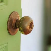 Con ingredientes fáciles de conseguir, dejá los picaportes de las puertas como recién estrenados